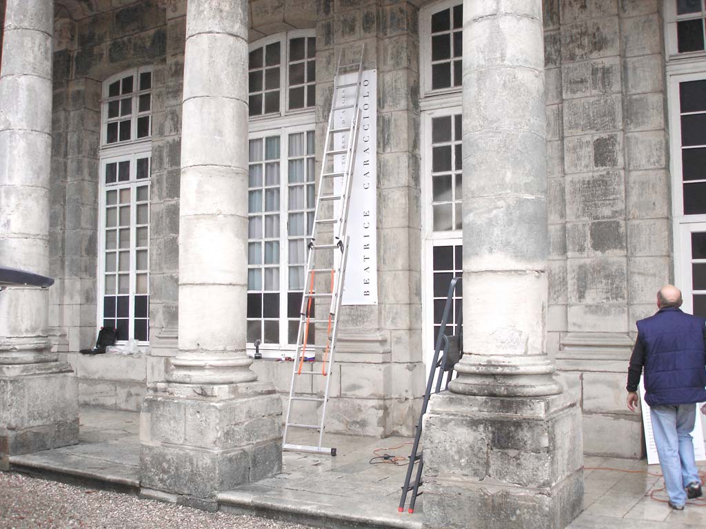 Mise en place d'une bâche imprimée quadri grand format en impression numérique au Château de Haroué près de Epinal