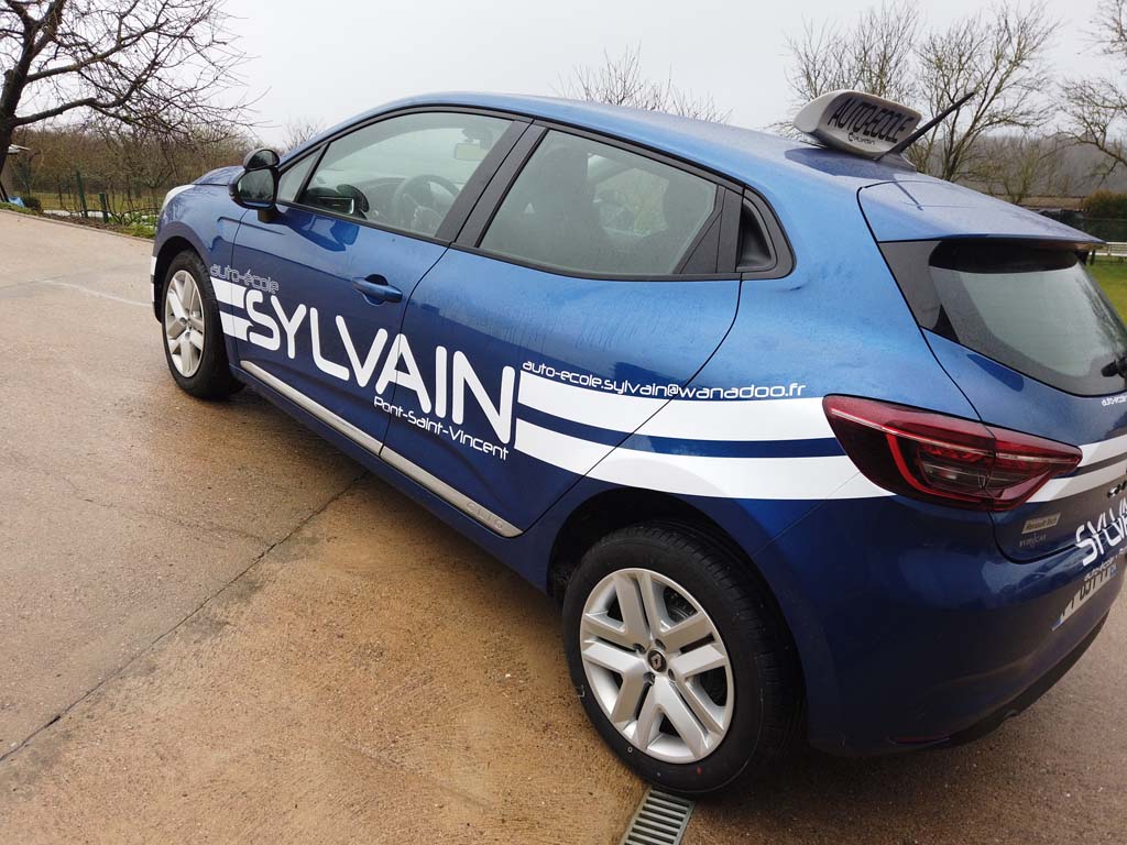 Décoration adhésive publicité sur la flotte de véhicules auto-école Sylvain à Neuves-Maisons près de Nancy en Meurthe et Moselle 54