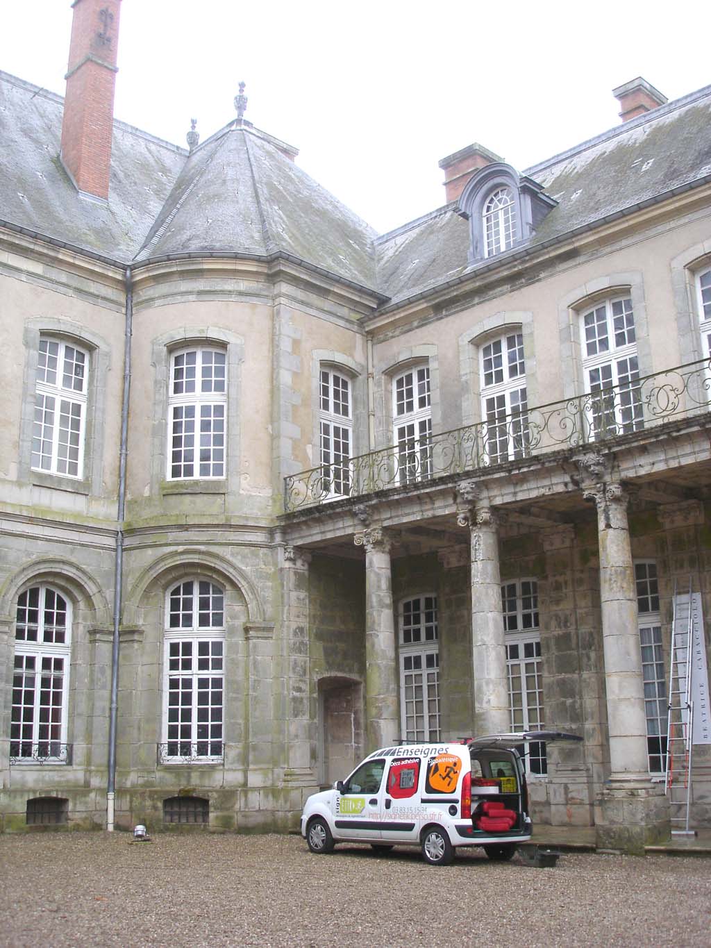 Installation d'une bâche grand format avec oeillets de fixation sur une façade du Château de Haroué près de Nancy !