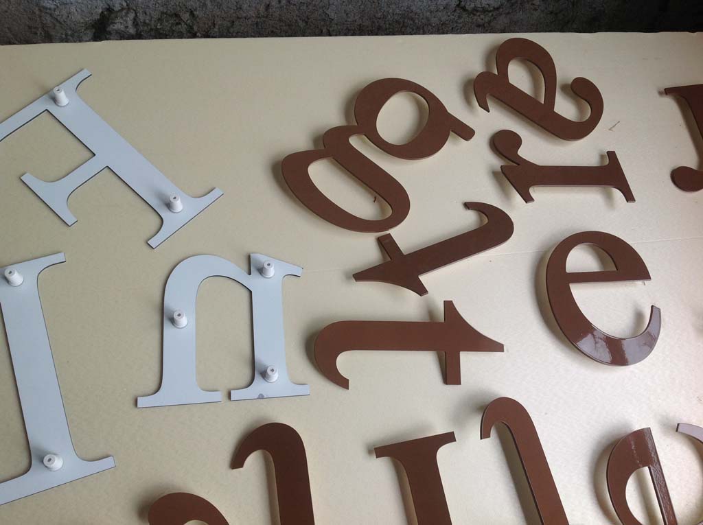 Lettres enseigne découpées en Dibond
