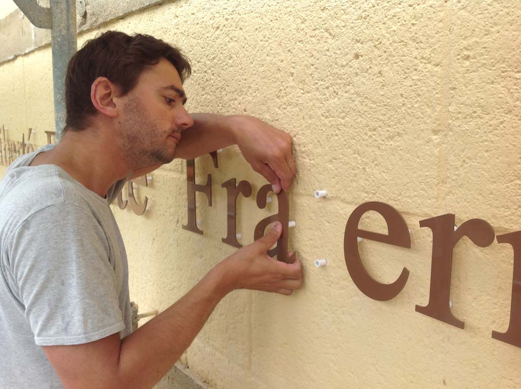Enseigne en relief posée avec entretoises plastique 20 MM en Meurthe et Moselle 54