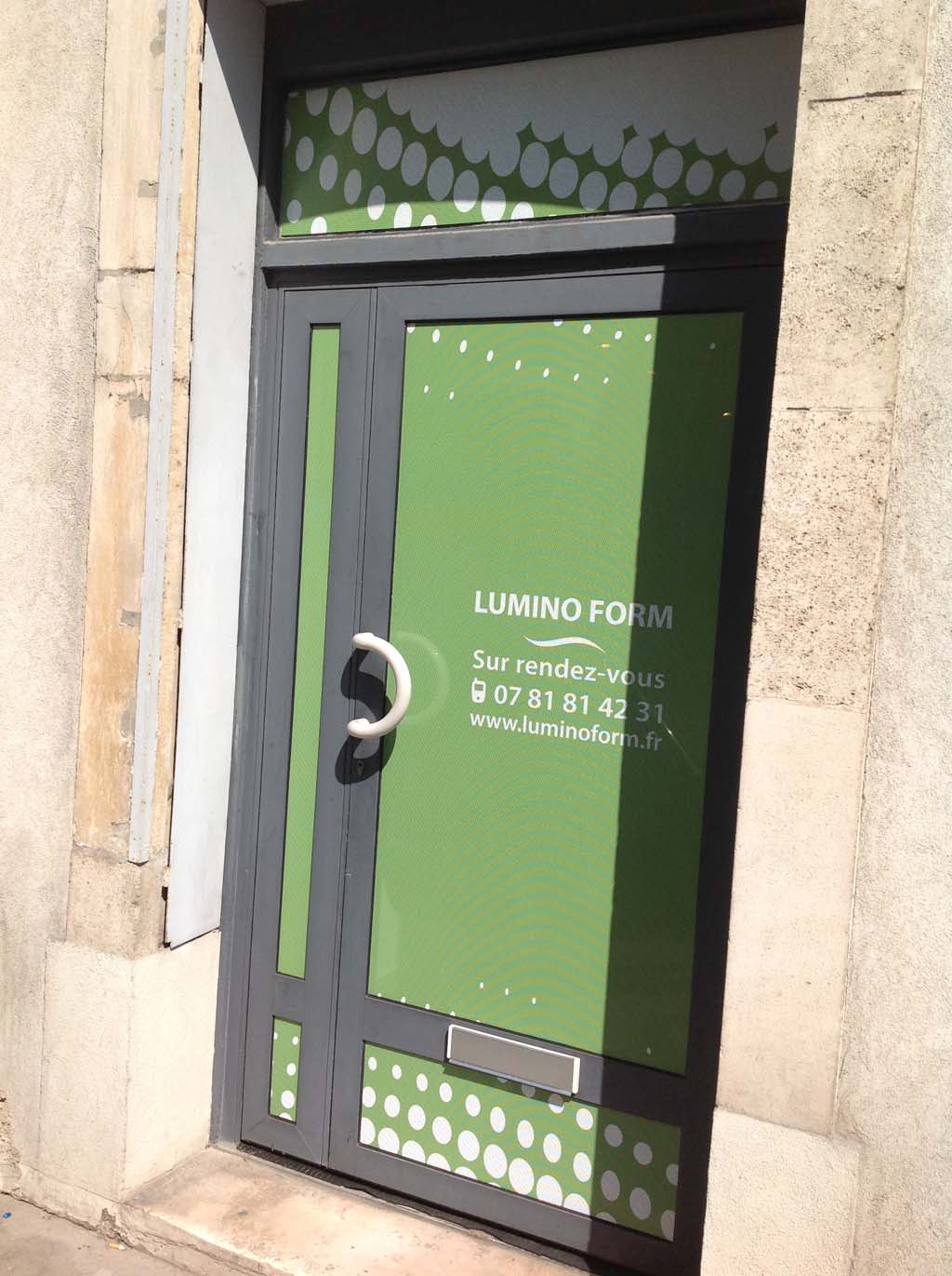 Micro perforé adhésif sur porte vitrée à Nancy 54 en Lorraine