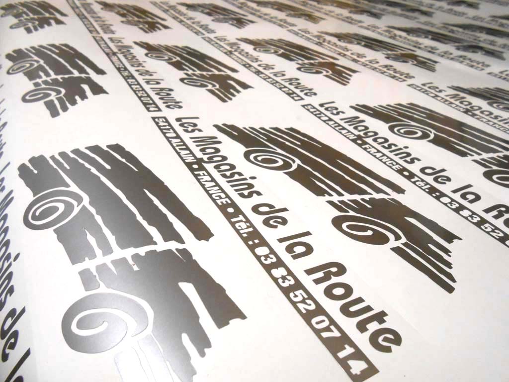 Stickers métallisés à coller à l'arrière des véhicules pour marquage publicitaires à Nancy près de Varangéville