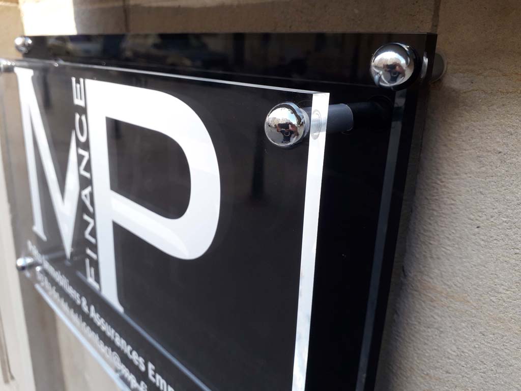 sign'ETIK Nancy réalise votre signalétique de cabinet en Plexi incolore avec logos en adhésif découpé face arrière et lettrage pour assurances et finance sur épinal près de Nancy et Metz