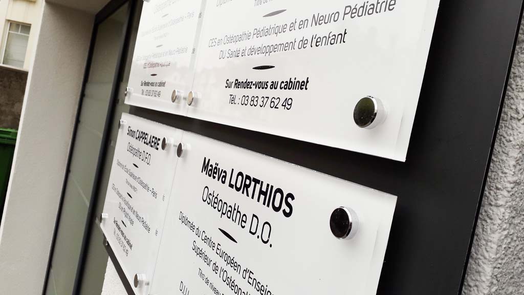 sign'ETIK Nancy fabrique vos plaques professionnelles en Plexi ou en dibond avec impression visuel face arrière fond blanc et lettrage noir pour Infirmières sur Villers-lès-Nancy près de Heillecourt 54