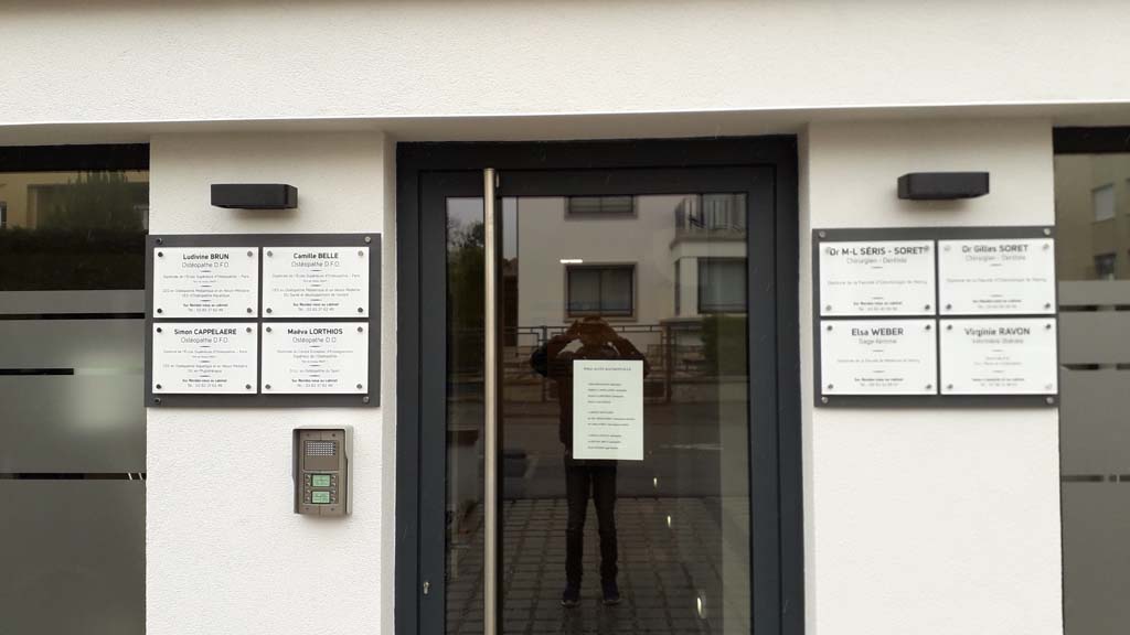 ign'ETIK Nancy réalise vos plaques professionnelles en Plexiglas incolore avec impression visuel face arrière fond blanc et lettrage noir pour cabinet médical sur Villers-lès-Nancy près de seichamps 54
