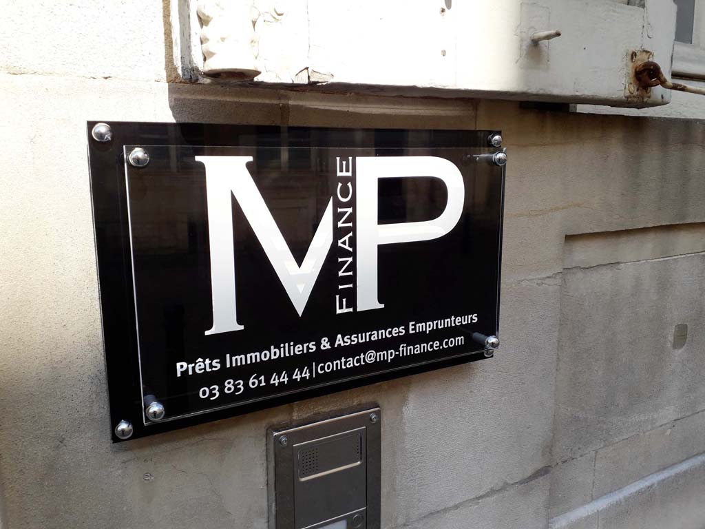 sign'ETIK Nancy réalise votre plaque de porte pro en Plexi transparent avec logos en adhésif découpé face arrière et lettrage pour pôle commercial finance sur Saint-Dié près de Nancy et Sarrebourg