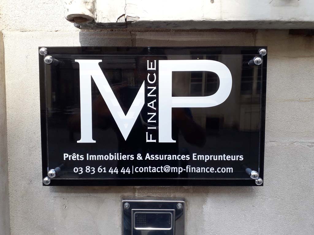 sign'ETIK Nancy réalise vos plaques pro en Plexi incolore avec décors en adhésif découpé et face arrière et lettrage noir pour entreprises et commerçants sur Neufchateau près de Nancy et Metz