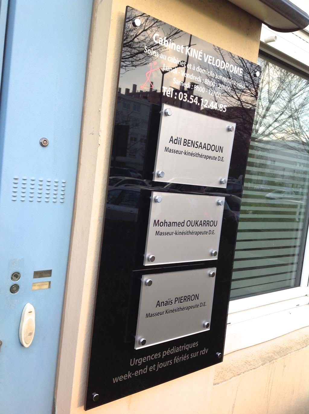 sign'ETIK Nancy - Plaque professionnelle personnalisée en plexi incolore noire et dorée pour cabinet de kinésithérapeutes et médecins sur Vandoeuvre près de Lunéville 54