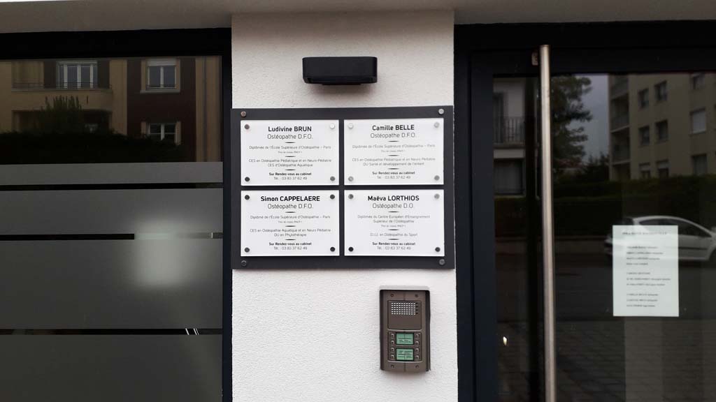 sign'ETIK Nancy fabrique vos plaques professionnelles extérieures en Plexi ou en dibond avec impression visuel face arrière fond blanc et lettrage noir pour Chirurgiens Dentistes sur Villers-lès-Nancy près de Pulnoy 54