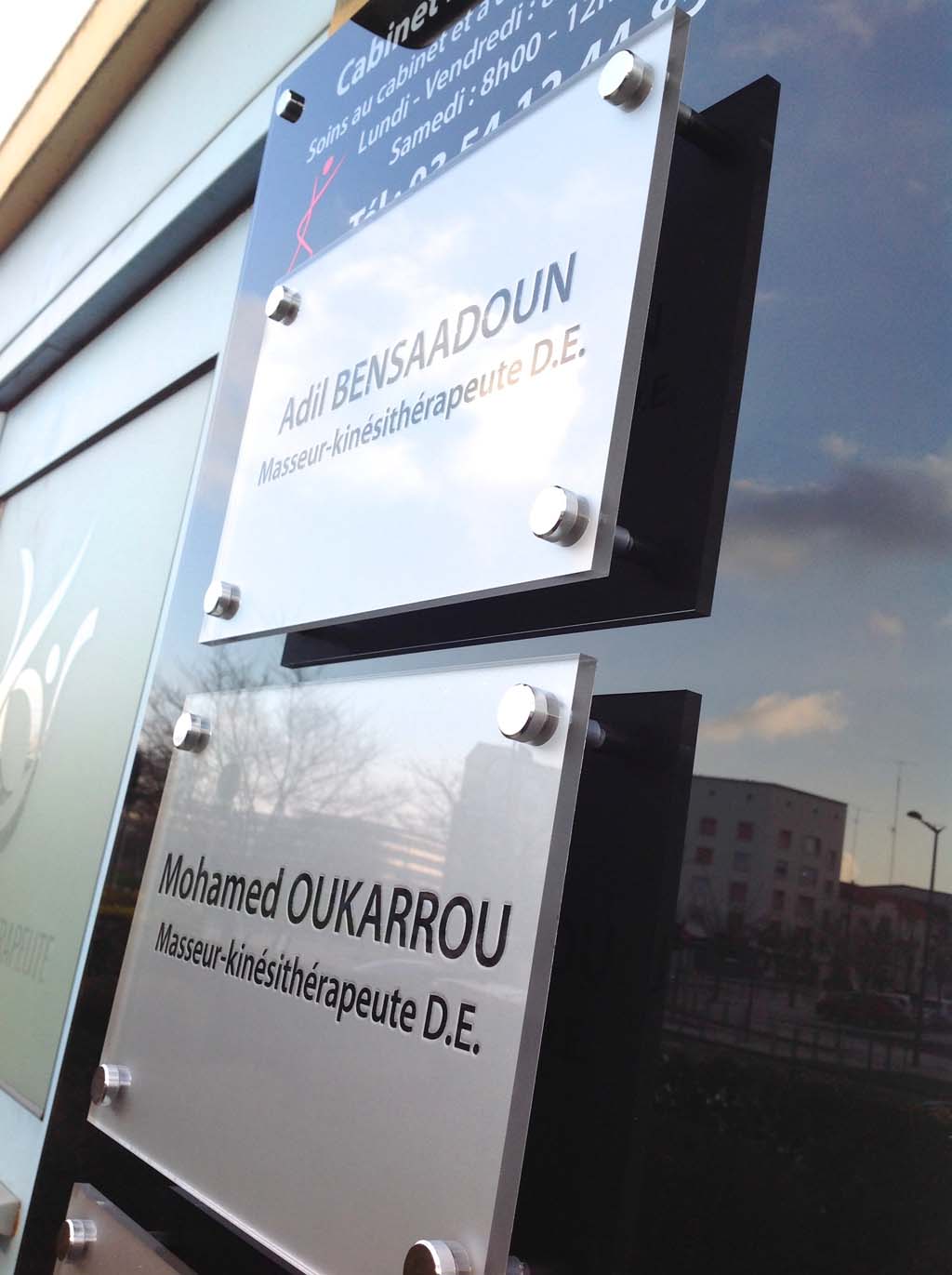 sign'ETIK Nancy - Plaque professionnelle personnalisée en plexi incolore noire et dorée pour cabinet de kinésithérapeutes et infirmières sur Vandoeuvre près de Toul 54