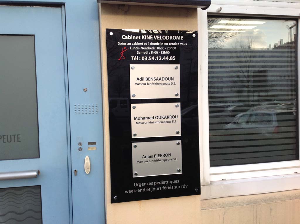 sign'ETIK Nancy - Plaque professionnelle personnalisée en plexi incolore noire et dorée pour cabinet de kinésithérapeutes et dentistes sur Vandoeuvre près de Malzéville 54