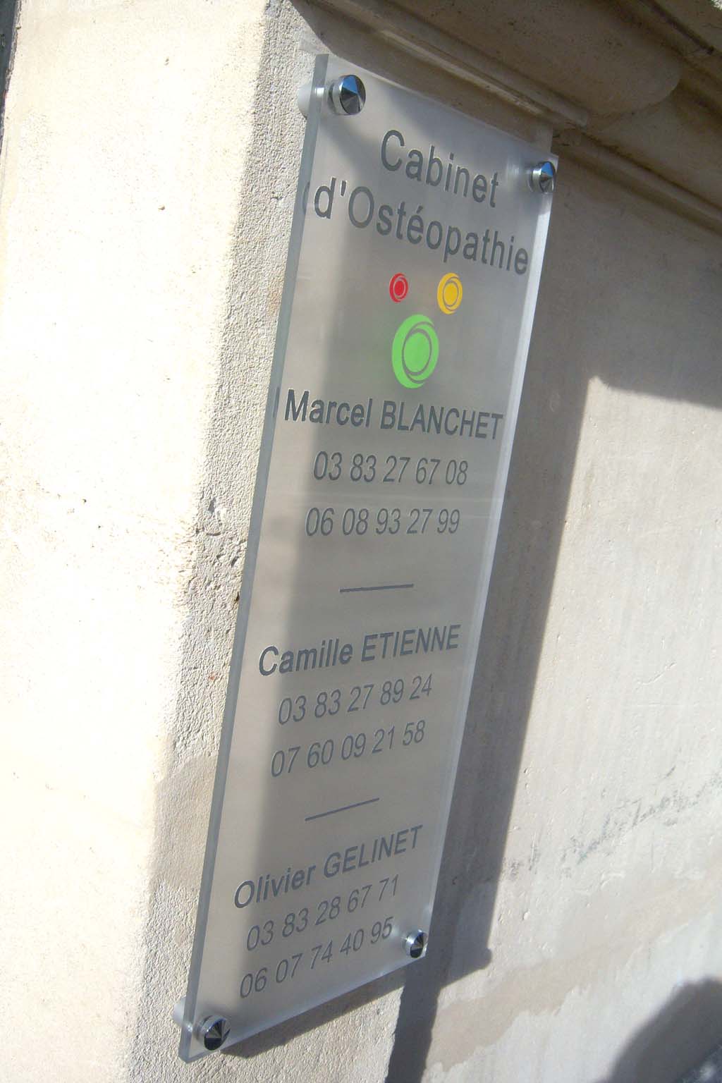 Plaque signalétique directionnelle pour commerçant, artisan, cabinet d'avocats, médecins, notaires, collectivités et administrations à Nancy 54 en Lorraine