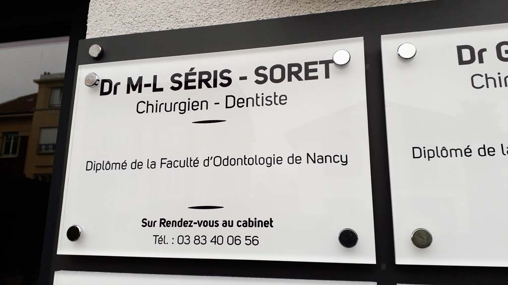 sign'ETIK Nancy fabrique vos plaques professionnelles extérieures en Plexi ou en dibond avec impression visuel face arrière fond blanc et lettrage noir pour Ostéopathes sur Villers-lès-Nancy près de Essey les Nancy 54