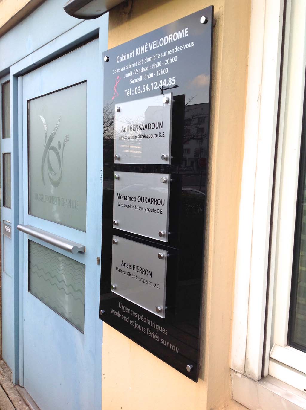 sign'ETIK Nancy - Plaque professionnelle personnalisée en plexi incolore noire et dorée pour cabinet de masseurs kinésithérapeutes et sage femme sur Vandoeuvre près de Saint Max 54