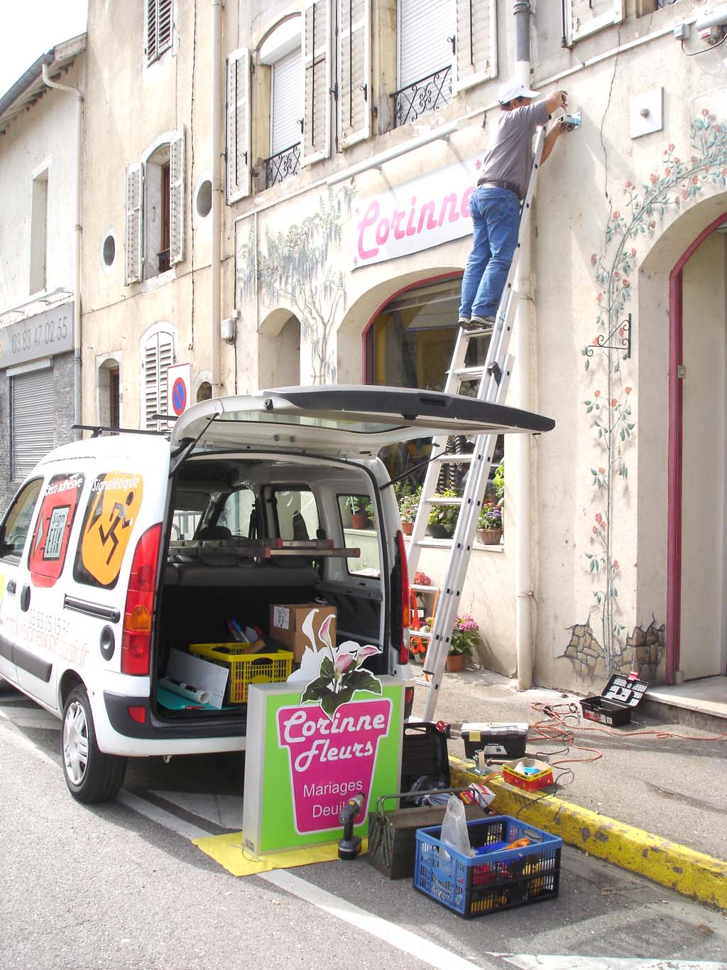 Pose d'une enseigne lumineuse type caisson pour un magasin de fleurs à Pont-Saint-Vincent 54550 près de Neuves-Maisons en Lorraine !