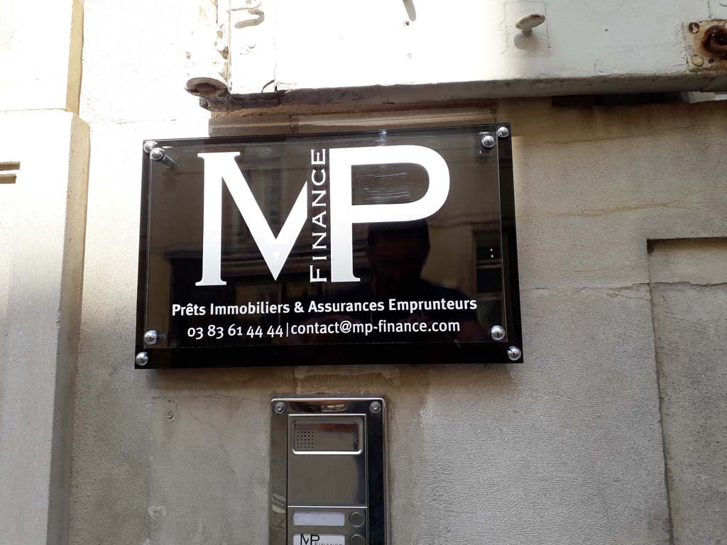 sign'ETIK Nancy réalise votre signalétique directionnelle en Plexi transparent avec logos en adhésif découpé face arrière et lettrage pour cabinet d'assurance et avocats sur Nancy et Dieuze 57